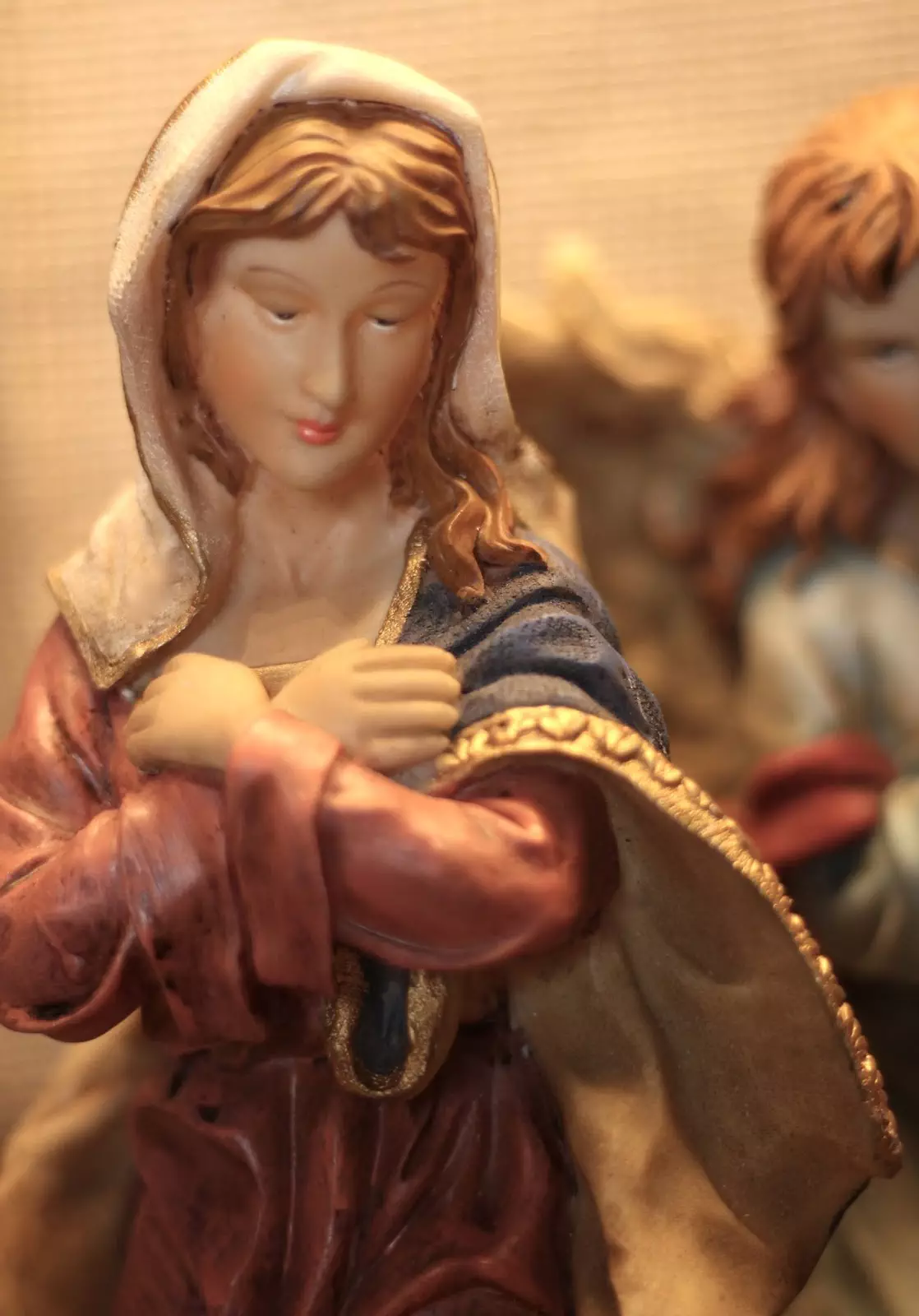 Selbst gebaute Weihnachtskrippe mit Figuren aus Polyresin oder Kunstharz: Heilige Maria schaut auf ihr Kind