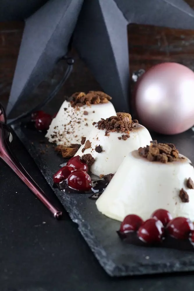Weihnachtliches Panna Cotta mit Lebkuchen-Crunch und Glühwein-Kirschen - Mein wunderbares Chaos