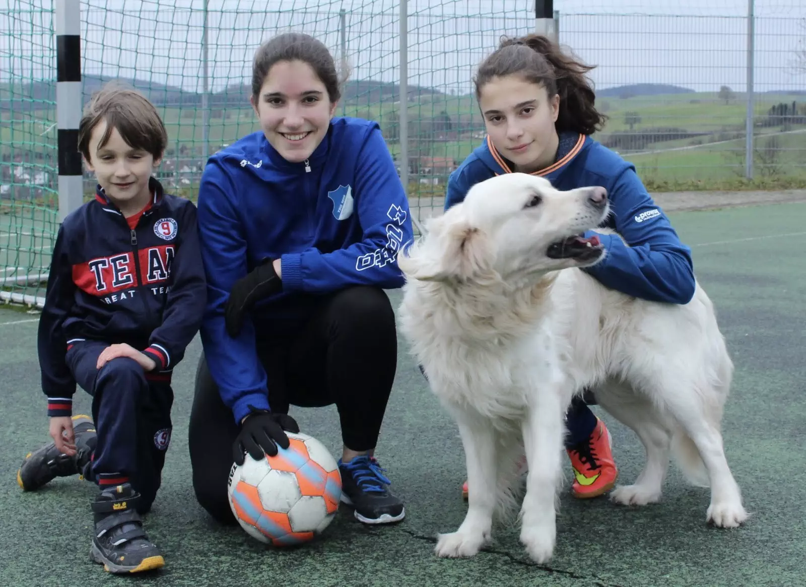 Telekom Sportpaket: Jonathan, Sophie und Clara trainieren gerne auch in ihrer Freizeit mit Hund Tamino
