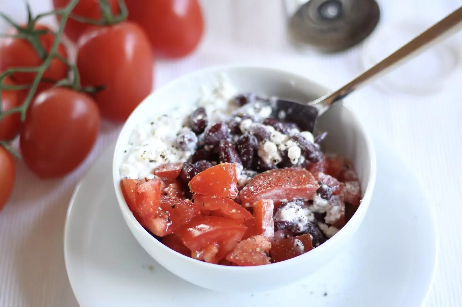Schnelle Protein-Schale: Kidneybohnen, Tomaten, Hüttenkäse und etwas Pfeffer und Salz!