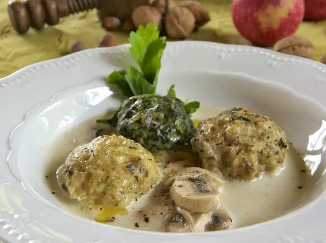 Semmelknödel in drei Varianten mit Champignon-Rahmsauce