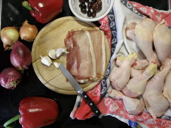 Hühnerbeine und Zutaten für das griechisch-baskische Huhn