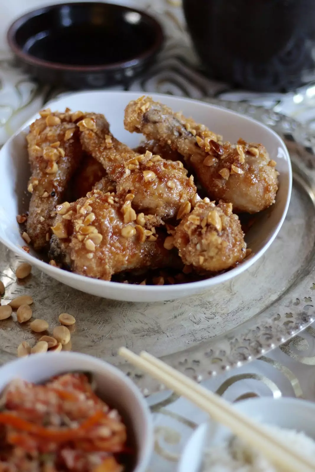 Knusprige frittierte Hähnchenschenkel mit Erdnüssen - Koreanisches Dakgangjeong nach Maangchi
