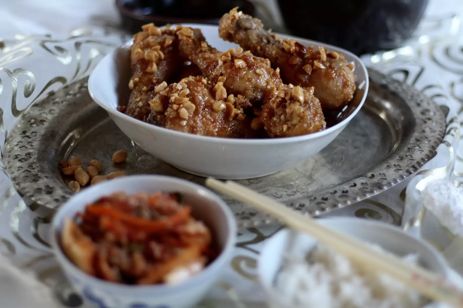 Knusprige frittierte Hähnchenschenkel mit Erdnüssen - Koreanisches Dakgangjeong nach Maangchi