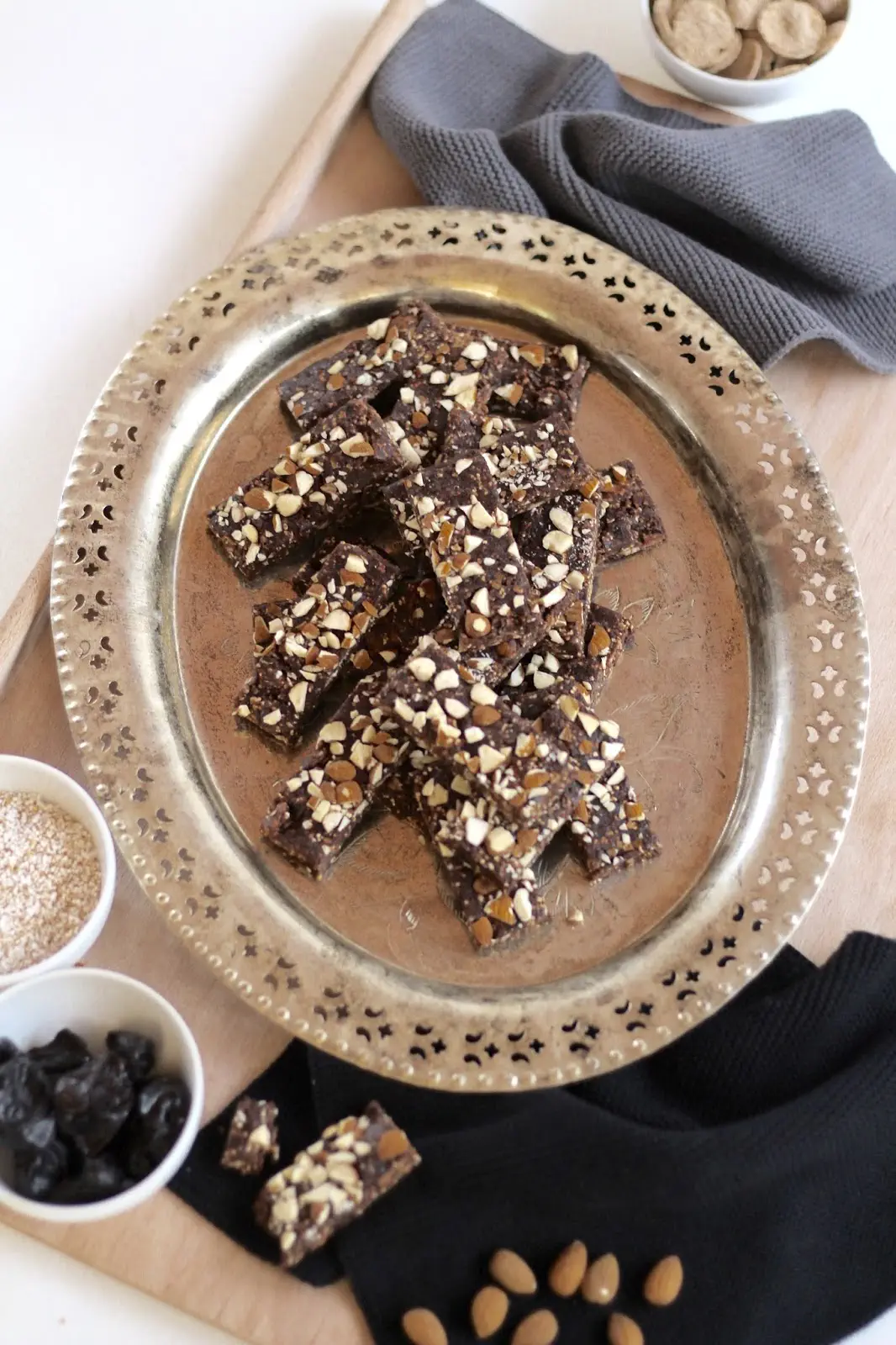 Vegane Schokobars - Schokoriegel mit Datteln und Mandeln ohne Backen