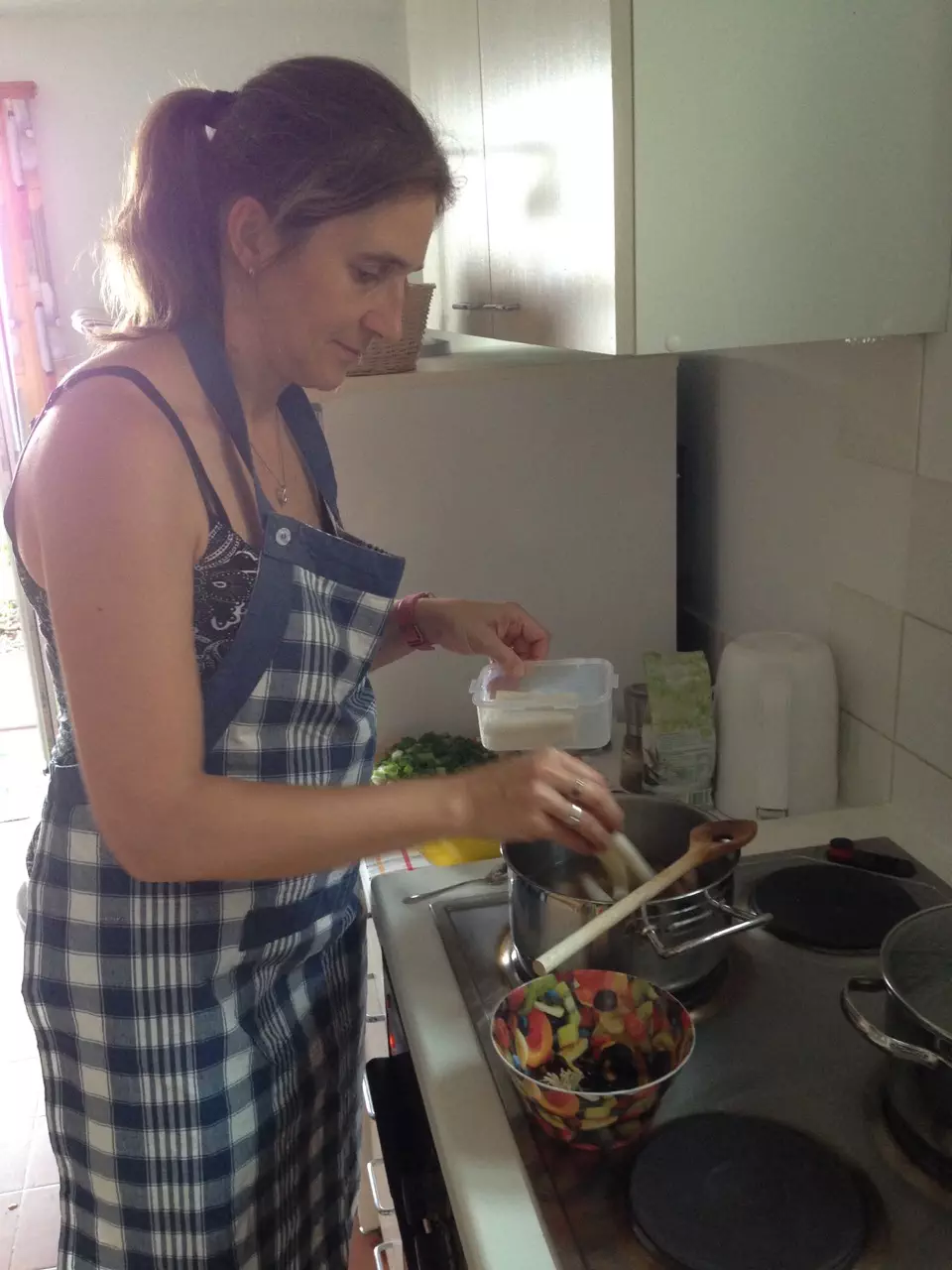Yushka beim Kochen - Monte Bré im Sommer 2017