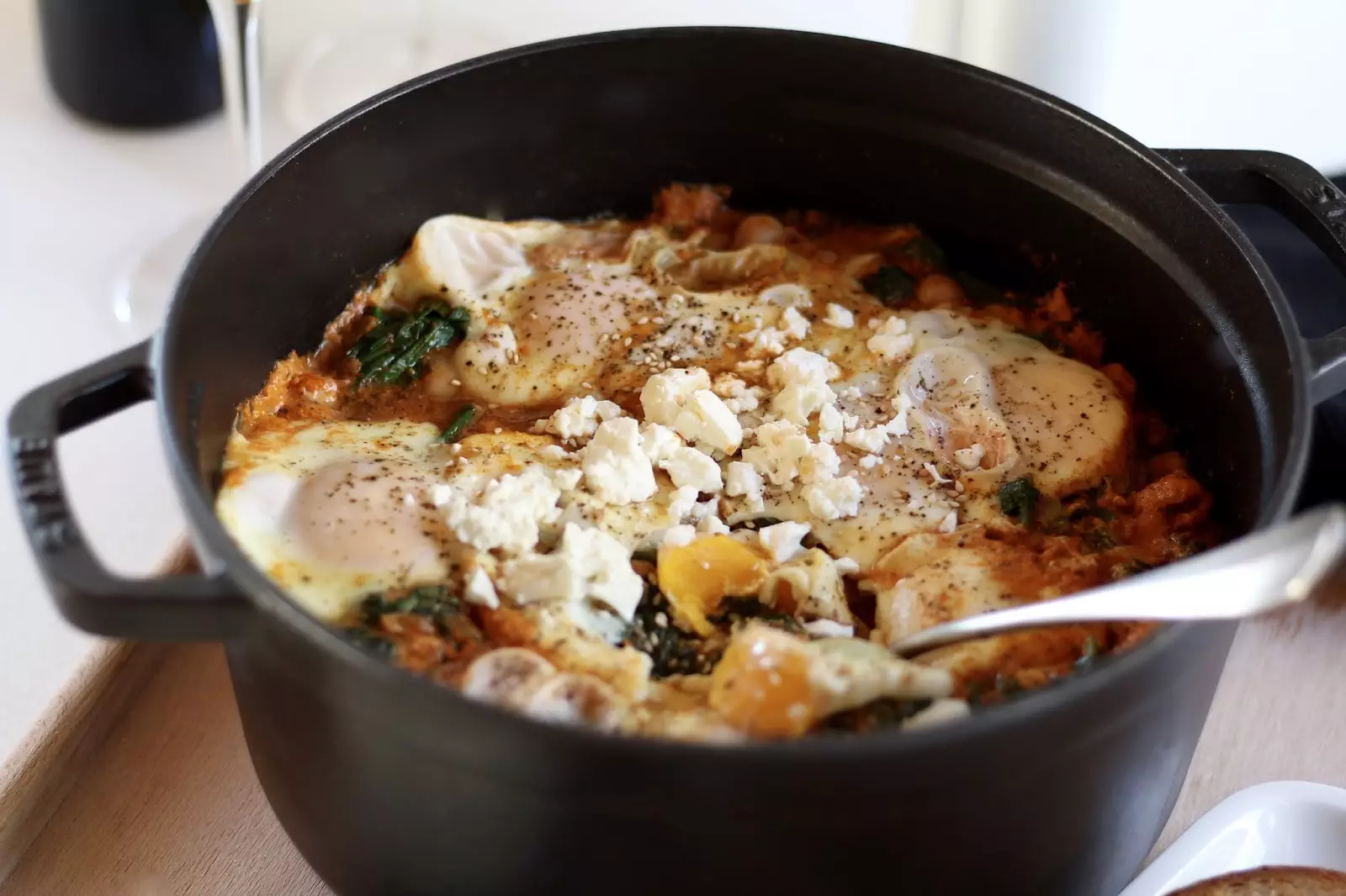 Türkische Spinat-Eier-Pfanne mit Kichererbsen und Schafskäse: Super lecker, schnell gemacht und einfach gut! | Rezept