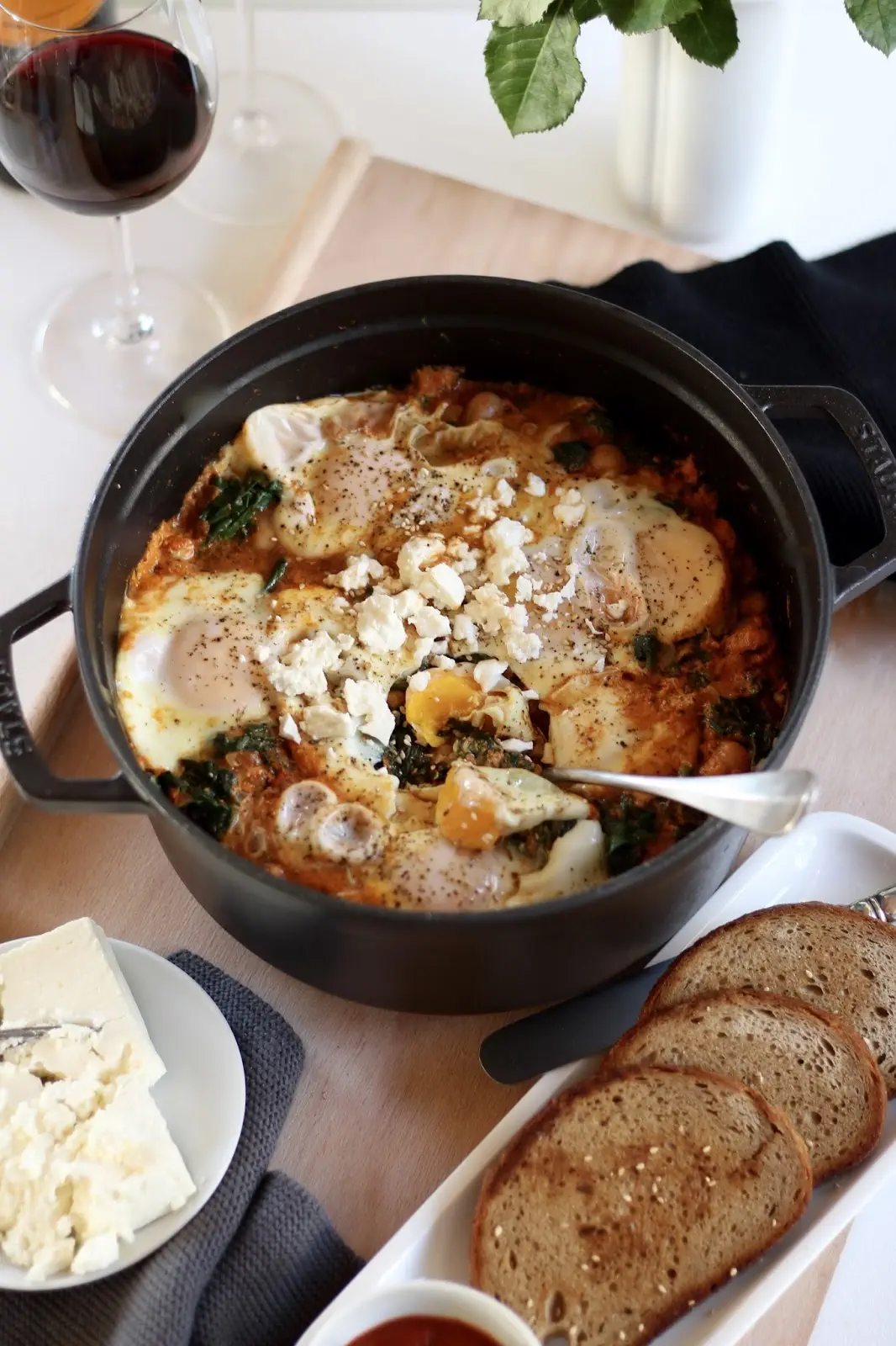 Türkische Spinat-Eier-Pfanne mit Kichererbsen und Schafskäse: Super lecker, schnell gemacht und einfach gut!