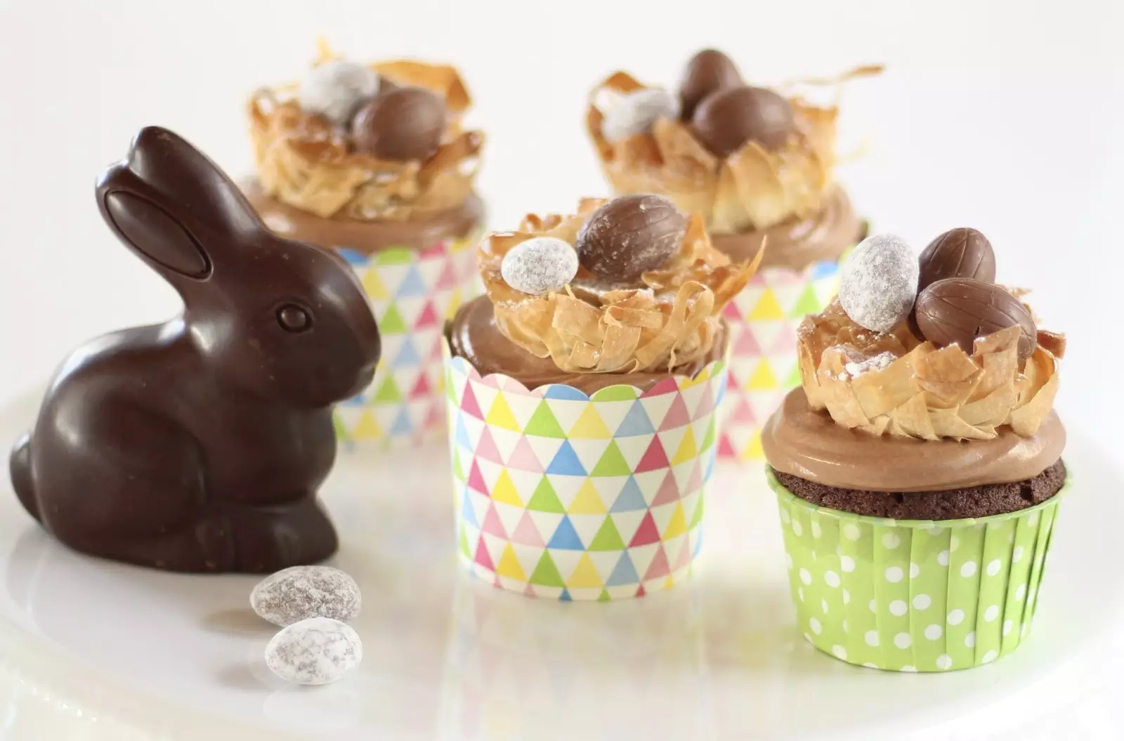 Traumhaft leckere Cupcakes mit Schokoladenbuttercreme und Osternest aus Knusperteig – Rezept und Video