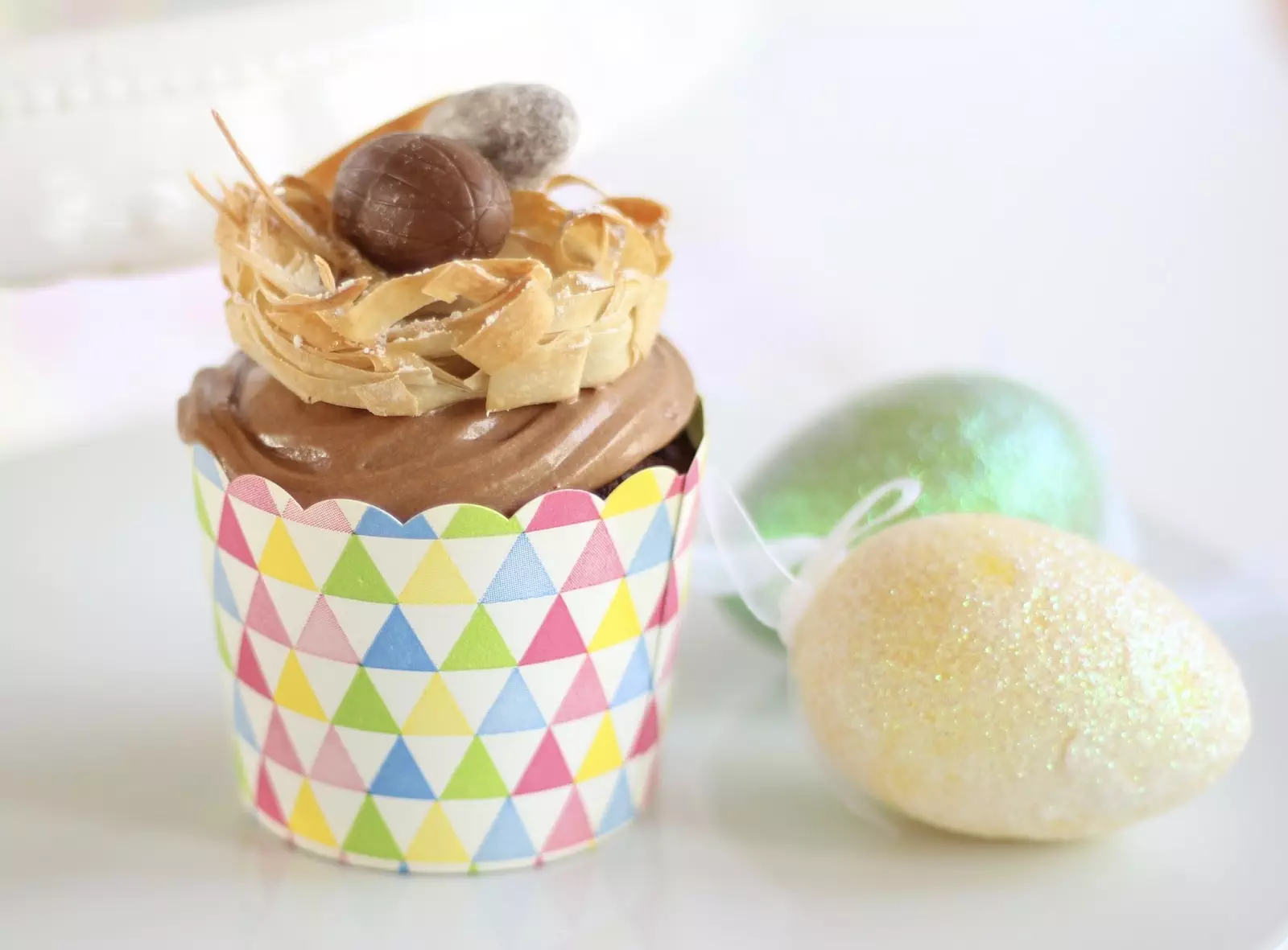 Traumhaft flauschige Cupcakes mit Schokoladenbuttercreme und Osternest aus Knusperteig - Video Rezept