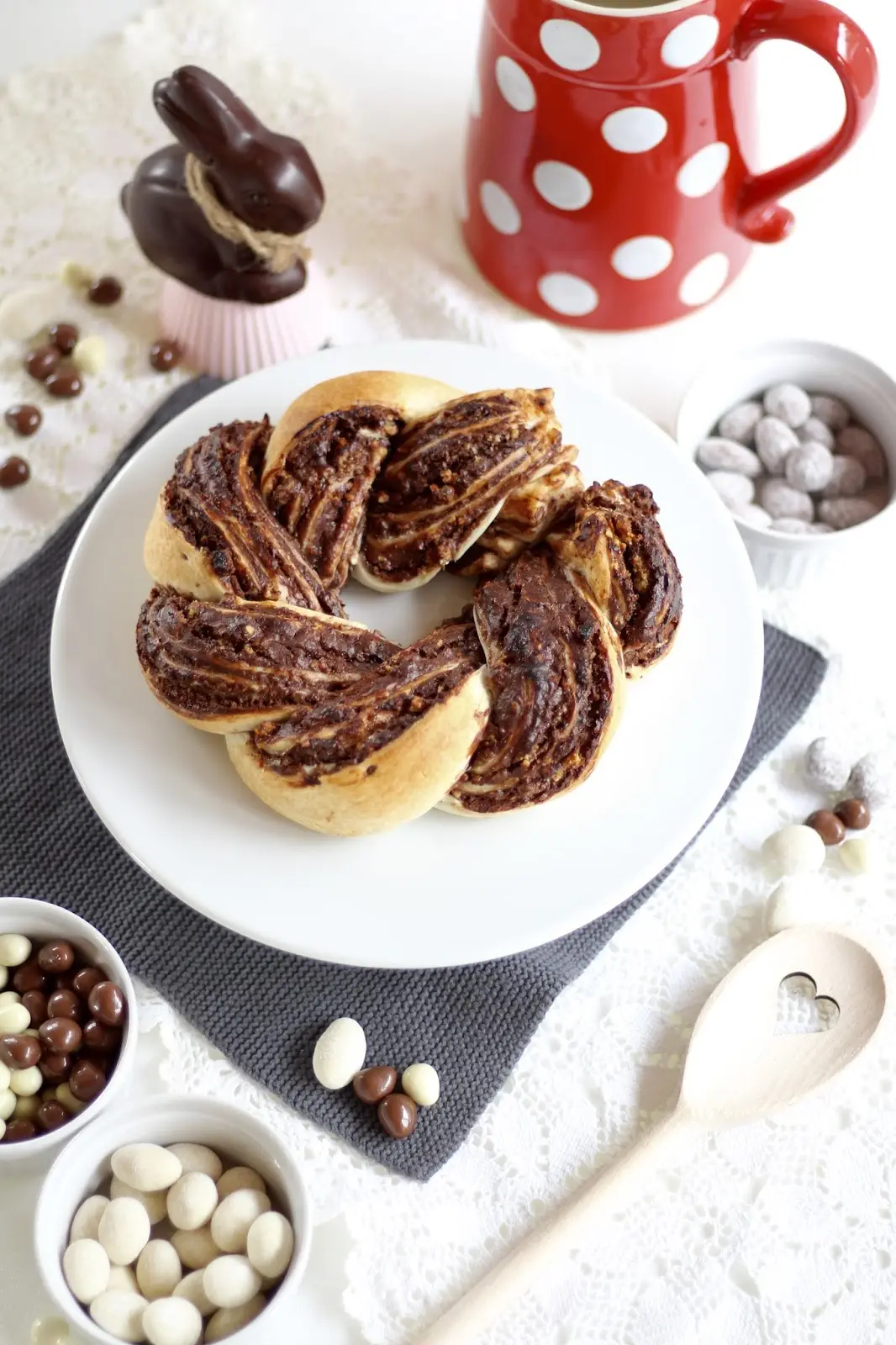 Schokoladen-Osterkranz aus Blätterteig mit Knusper-Krokant