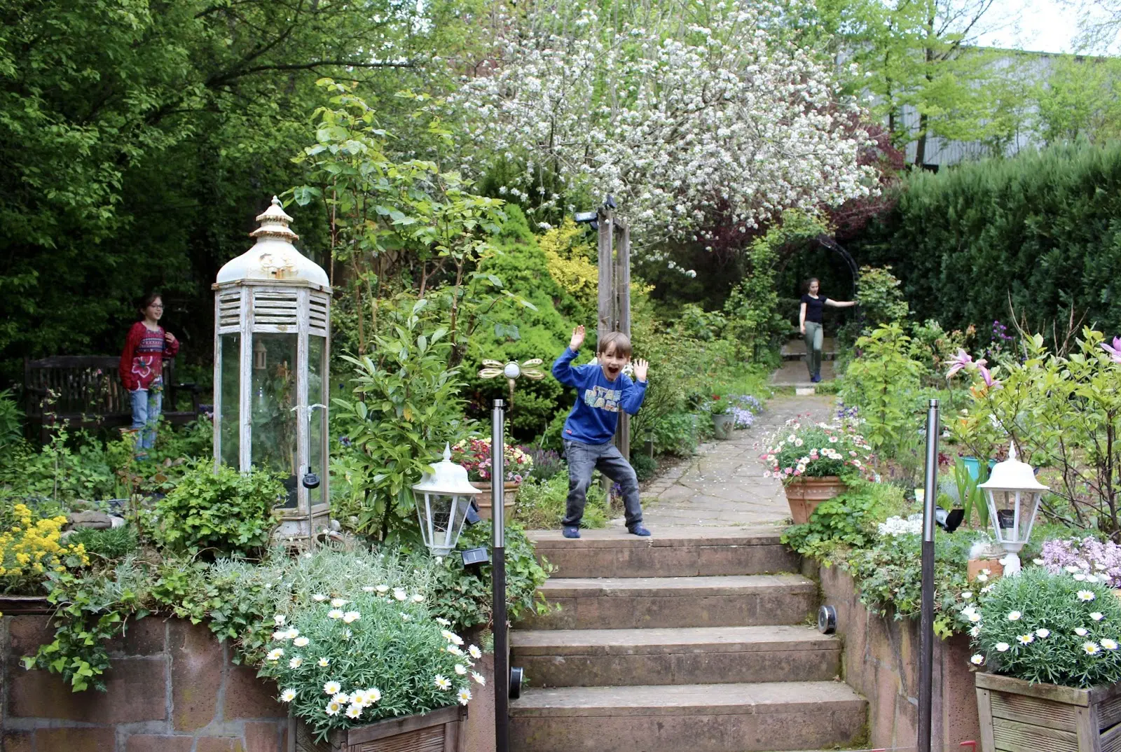 Unser Garten in Hoffenheim im Mai 2017 - Bauerngarten mit Kindern