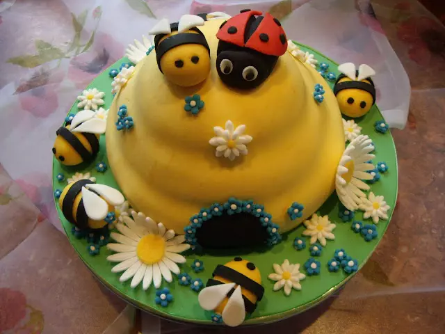 Motivtorte Bienenstock mit Glückskäfer und Bienen