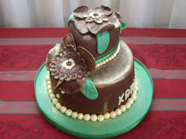 Fantasieblumen Motivtorte mit Perlen