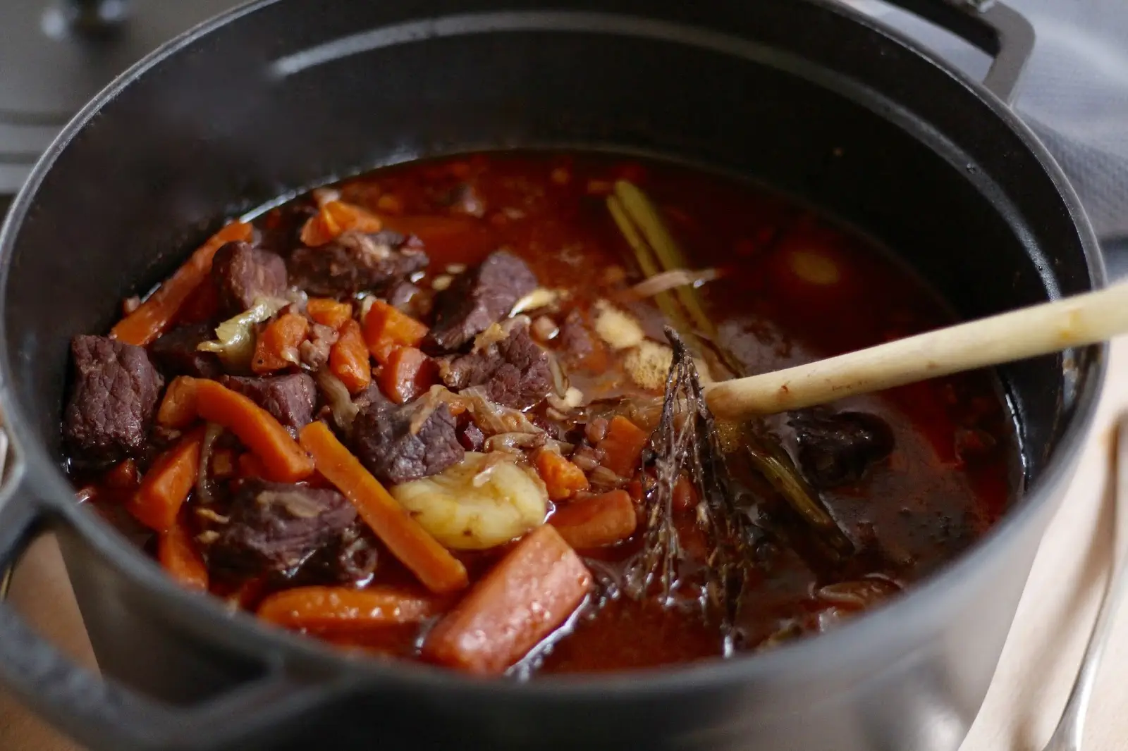 Boeuf Bourguignon – das Rezept für einen köstlichen Rinderschmortopf auf französische Art