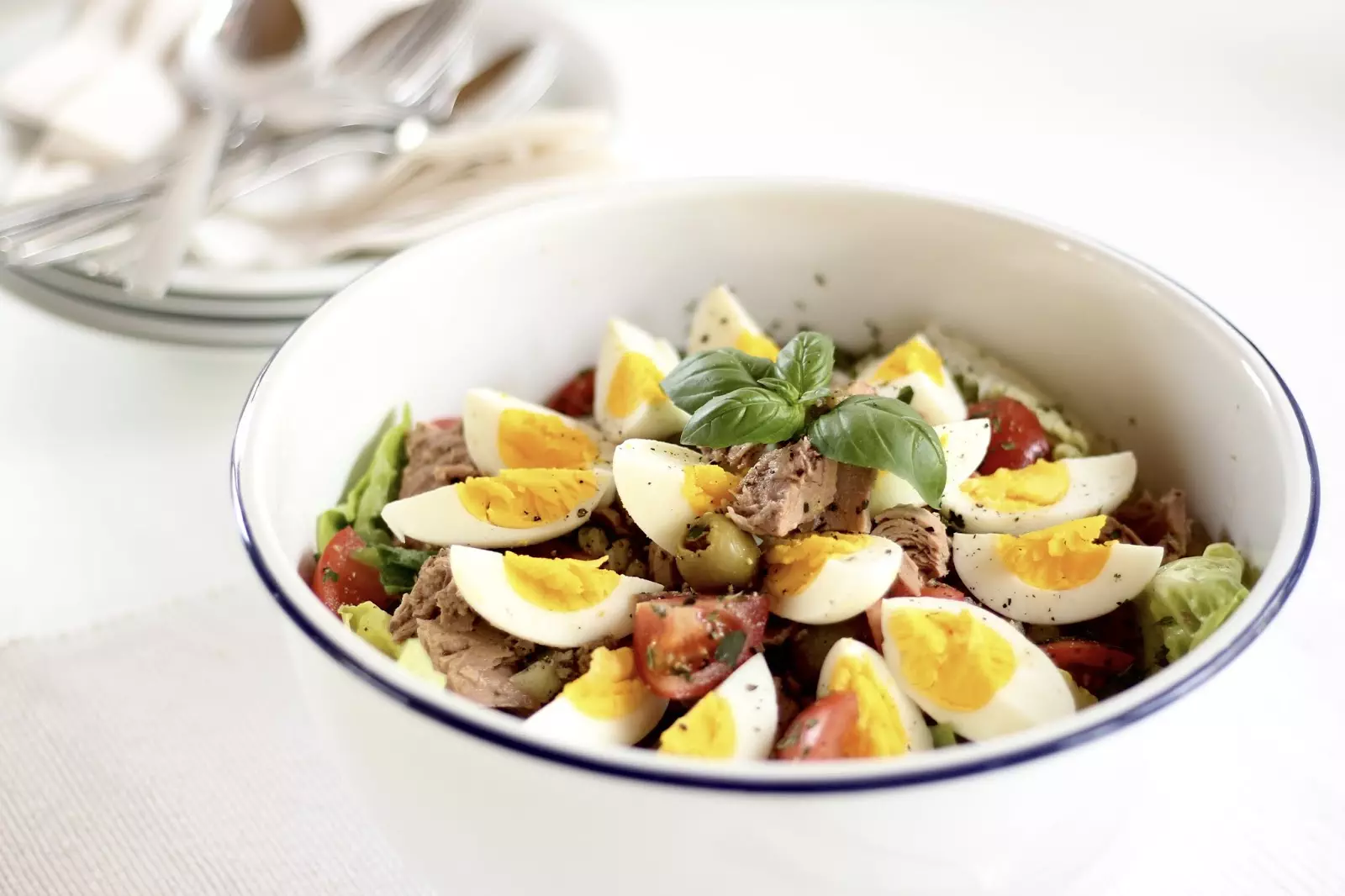 Salat Nizza mit Thunfisch und Oliven - Rezept für sonnige Frühlingstage