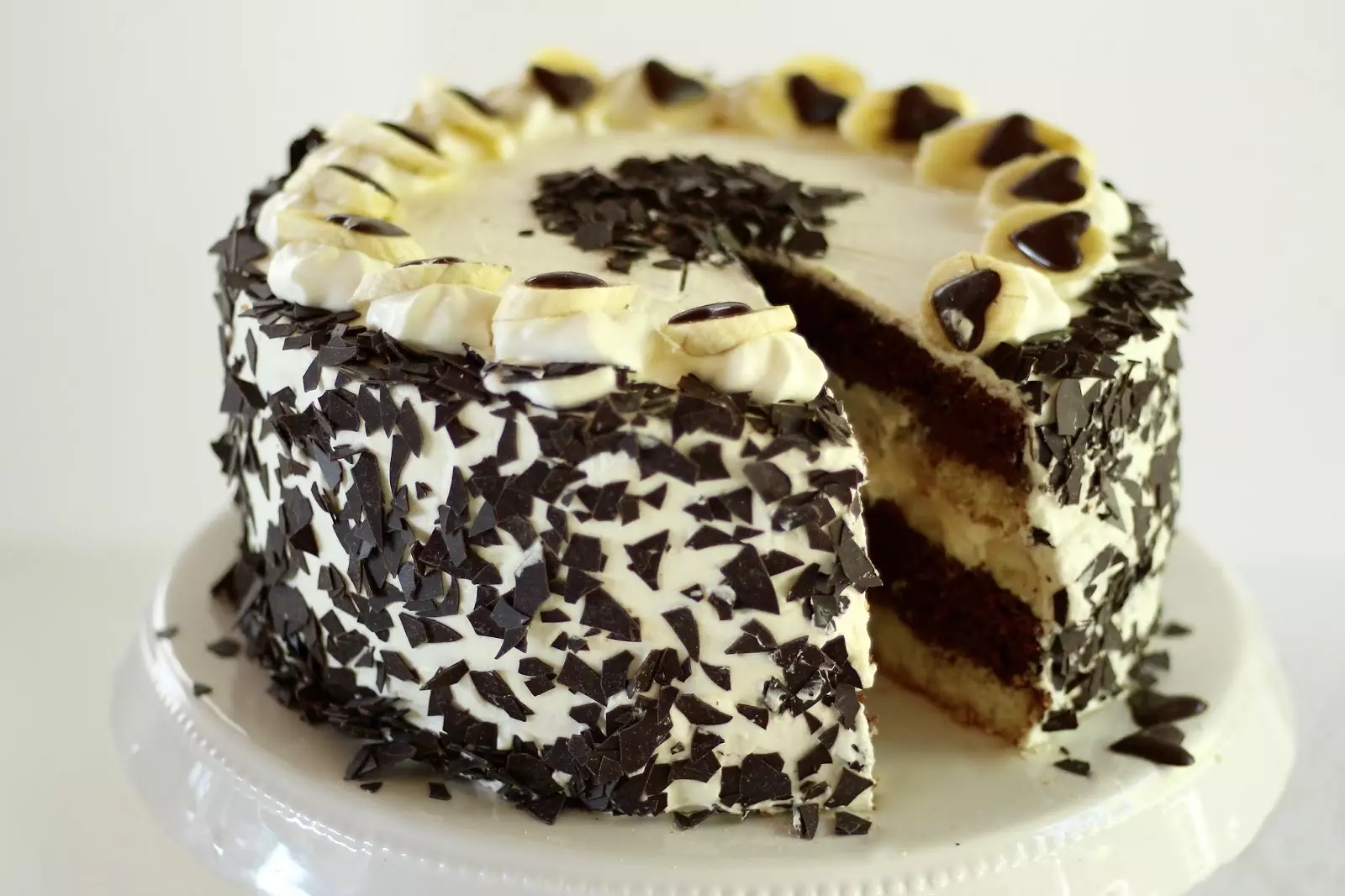 Banana Split-Biskuit-Torte mit Schokoladen-Mascarpone-Creme und Vanillepudding-Sahnecreme: Rezept und Video