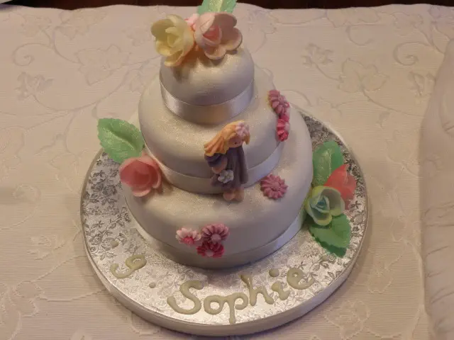 Dreistöckige Mini-Torte mit fertigem Blütendekor