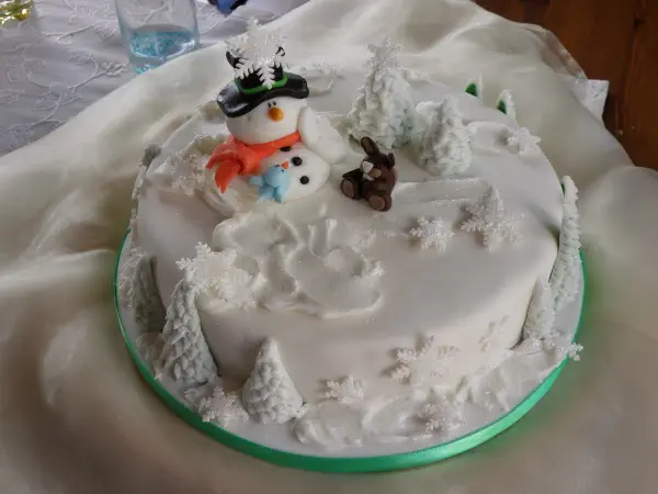 Wintermärchen Motivtorte mit Schneemann, Vögelchen und Häschen