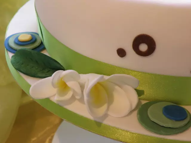 Retro Torte mit Frangipani Blüten
