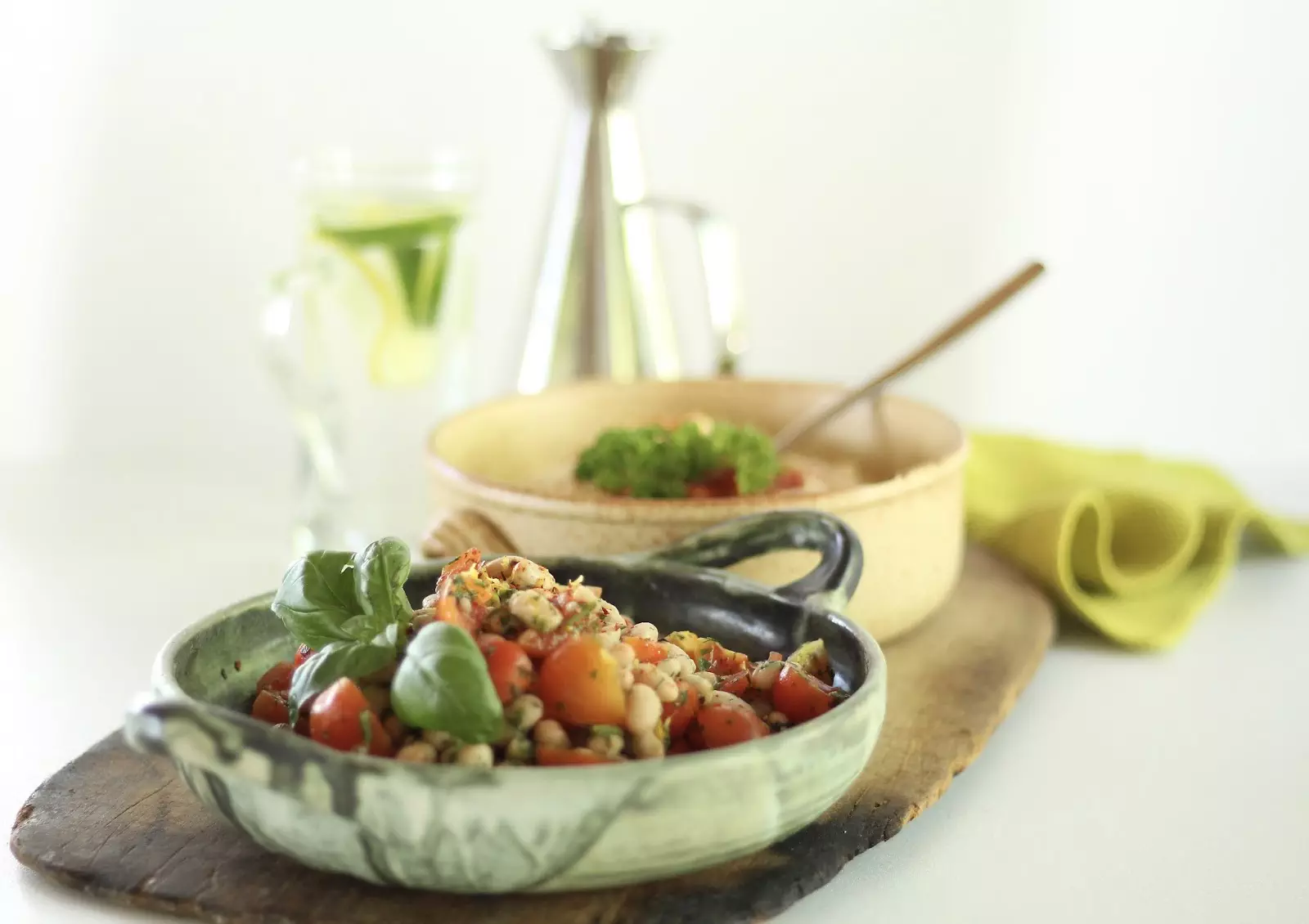 Weiße Bohnen mit Tomaten und Hummus: Schnelle Proteine für einen gesunden Sommer!