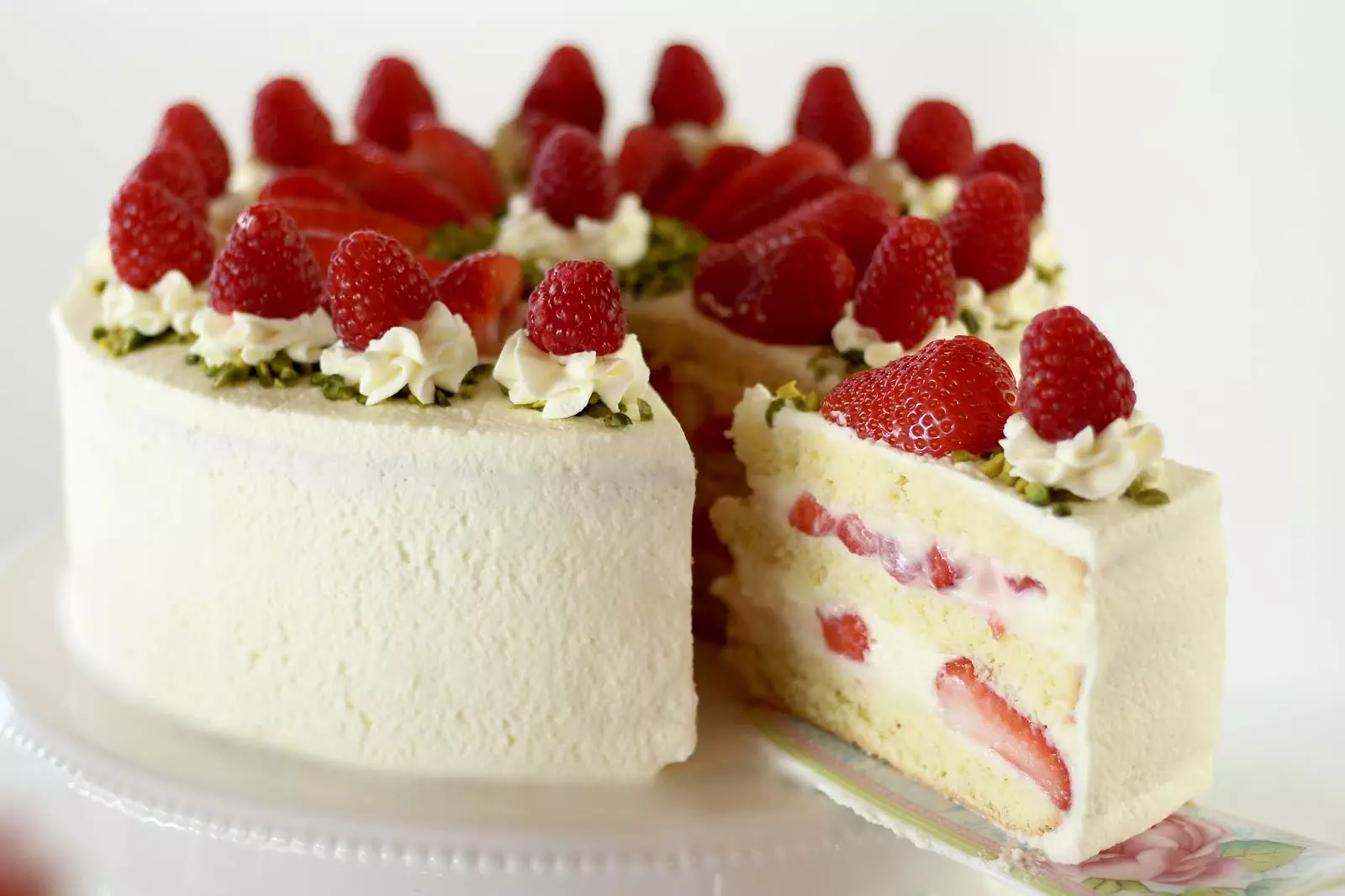 Erdbeer-Biskuit-Torte mit Sahne-Joghurt-Mousse-au-Chocolat – Rezept und Videotutorial