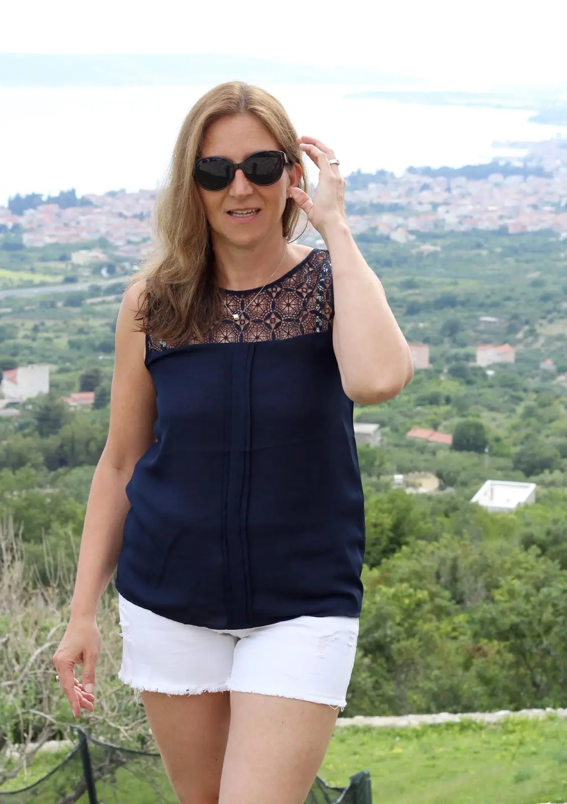 Sightseeing Outfit mit bequemen Shorts von Kangaroos und Strandtop mit Spitze von Only