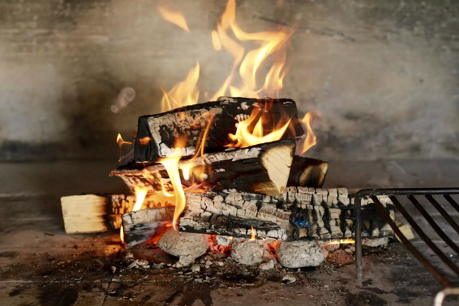 Unser tägliches Grillfeuer im traditionellen "Komin" in der Außenküche