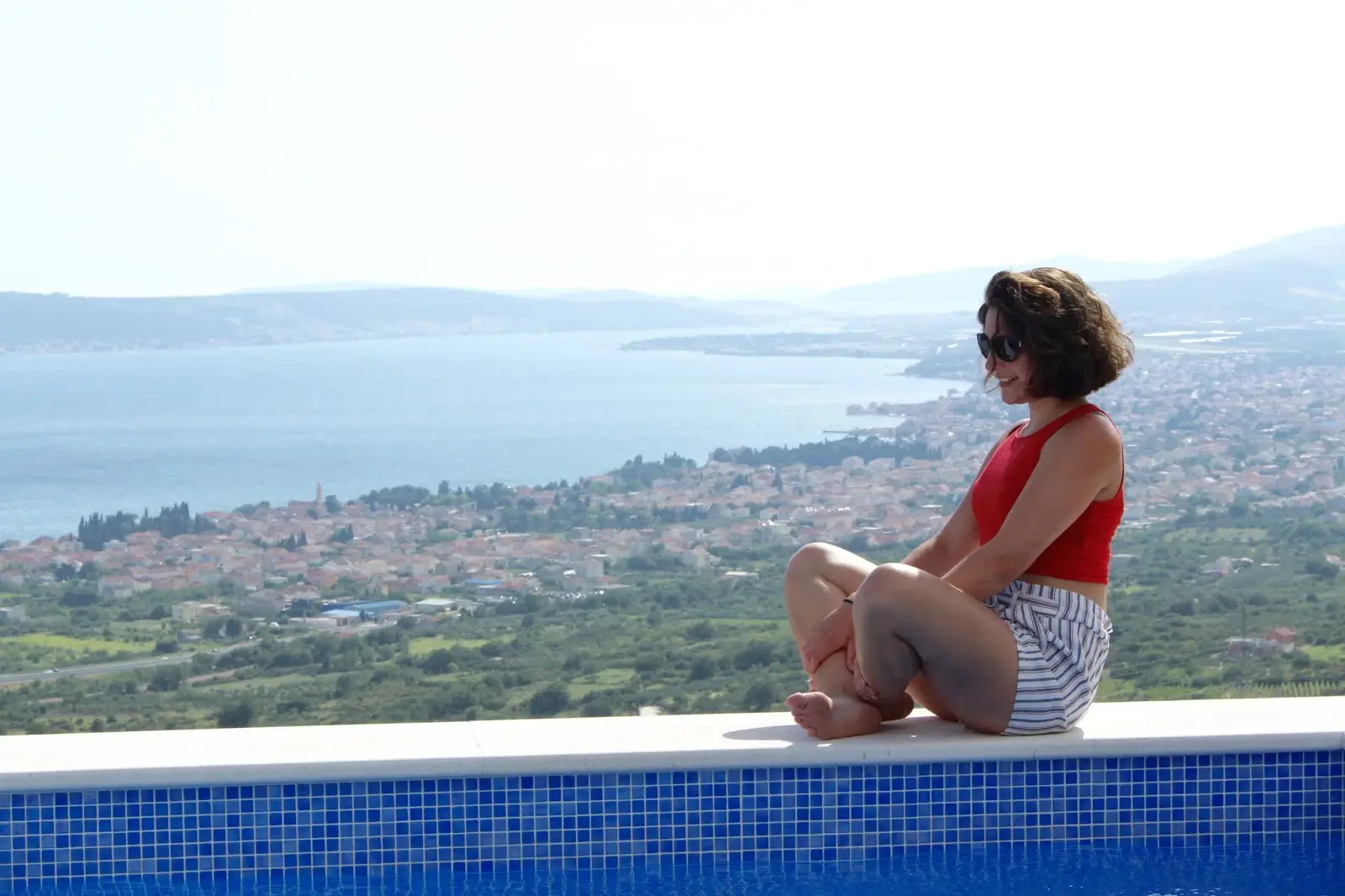Sophie am Pool vor der Villa Hill View, Kroatien