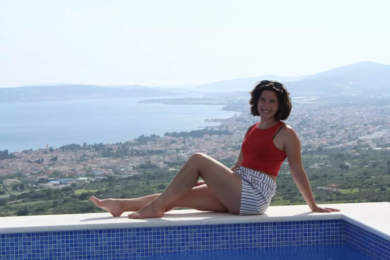Meine älteste Tochter Sophie am Pool vor der fantastischen Aussicht auf Kastela, Trogir und die Adria