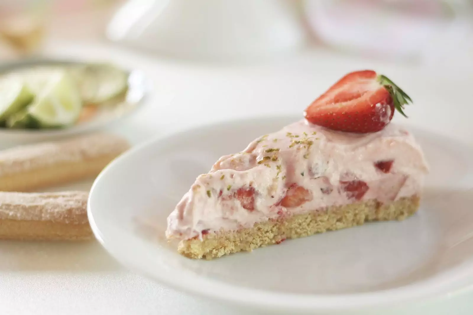 Schnelle Erdbeer-Eistorte: Sommerliches, einfaches Rezept mit Video