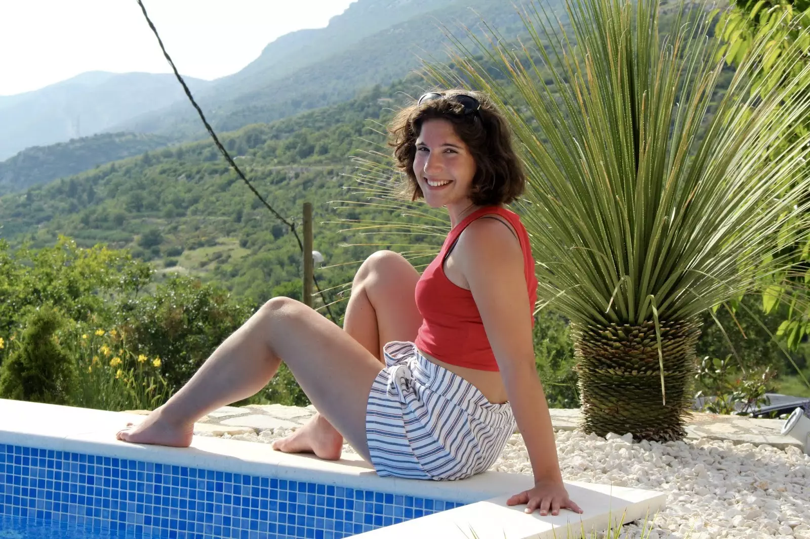 Sophie zeigt euch das wunderschöne Outfit mit Paperbag-Shorts und Cropped-Top in Rot vor der Kulisse des mitteldalmatinischen Kozjaks und an unserem Pool der Villa Hill View in Kastela, Kroatien