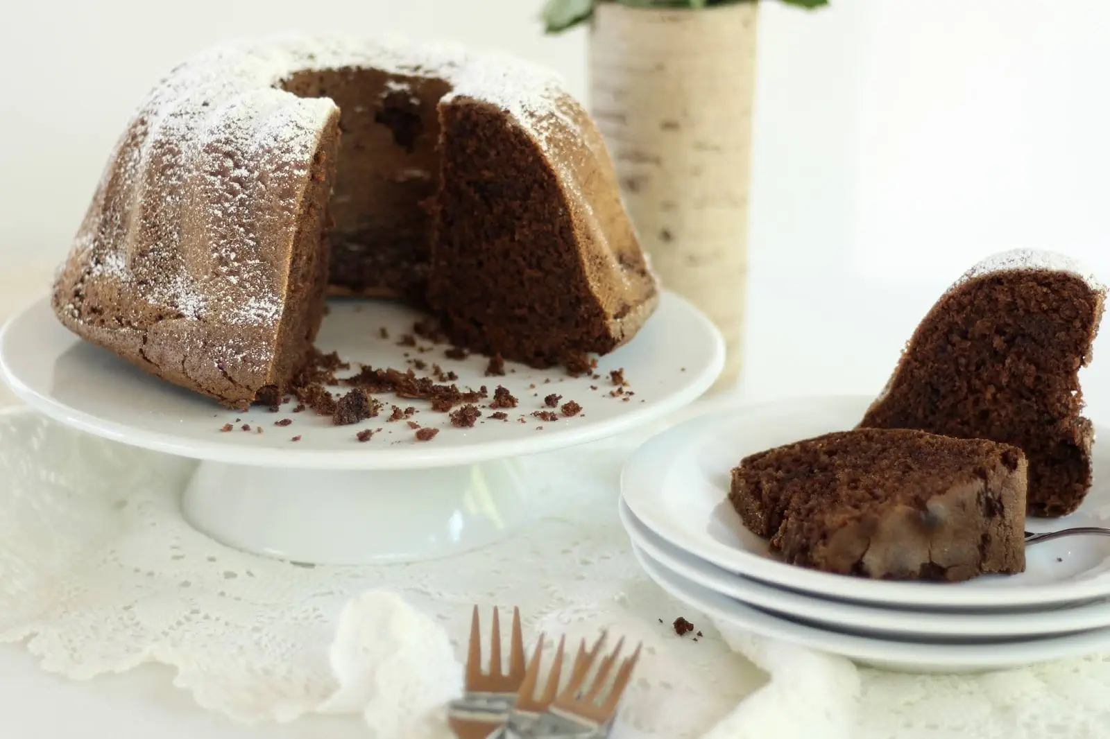 Schoko-Gugelhupf: Super einfach, lecker und flaumig – unser Lieblingsrezept für Schokokuchen!