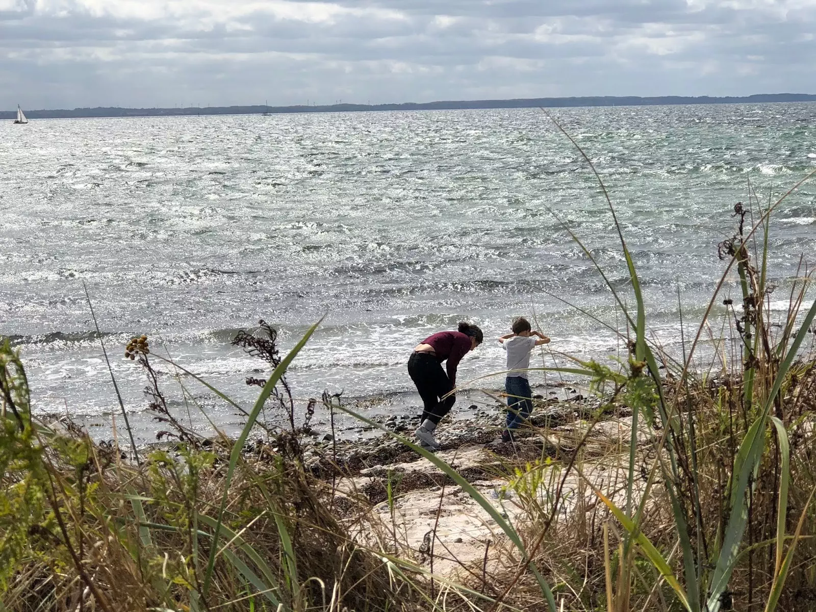Die Kinder finden Schätze am Meeresufer. Kegnaes, Dänemark