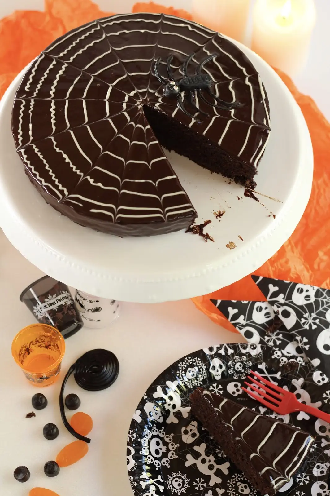 Spinnennetz-Torte: Die köstliche Ruck-Zuck-Sachertorte mit Spiderweb zu Halloween. Mit Video. Und wilden Partyfotos.