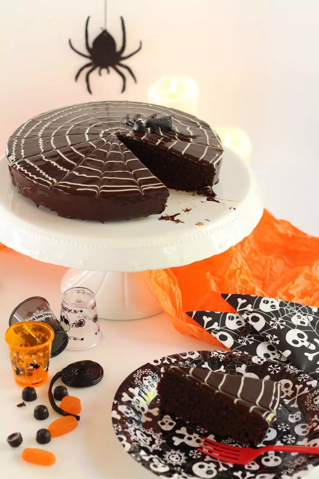 Spinnennetz-Torte: Die köstliche Ruck-Zuck-Sachertorte mit Spiderweb zu Halloween. Mit Video. Und wilden Partyfotos.