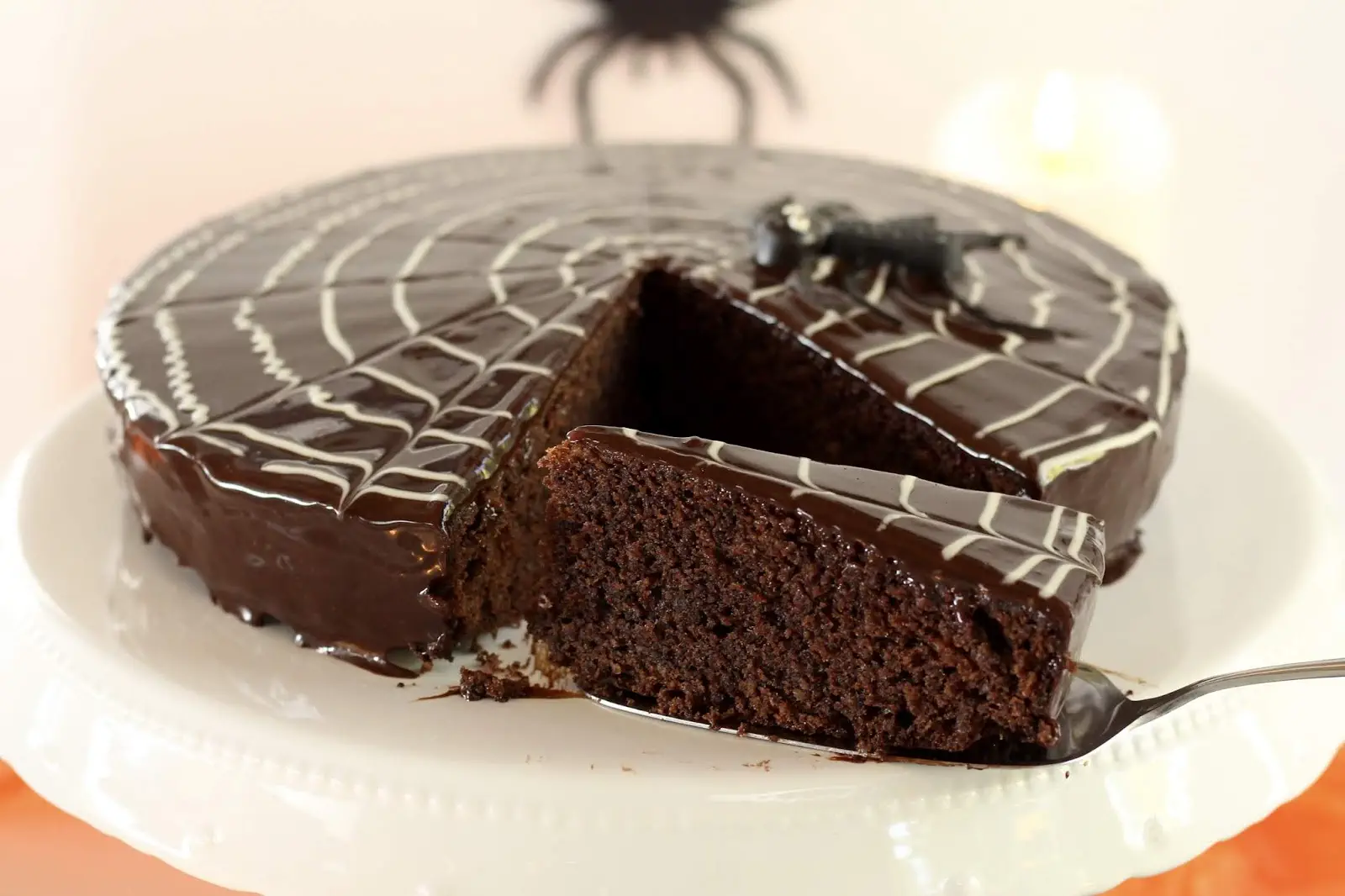 Spinnennetz-Torte: Die köstliche Ruck-Zuck-Sachertorte mit Spiderweb zu Halloween. Mit Video. Und wilden Partyfotos.
