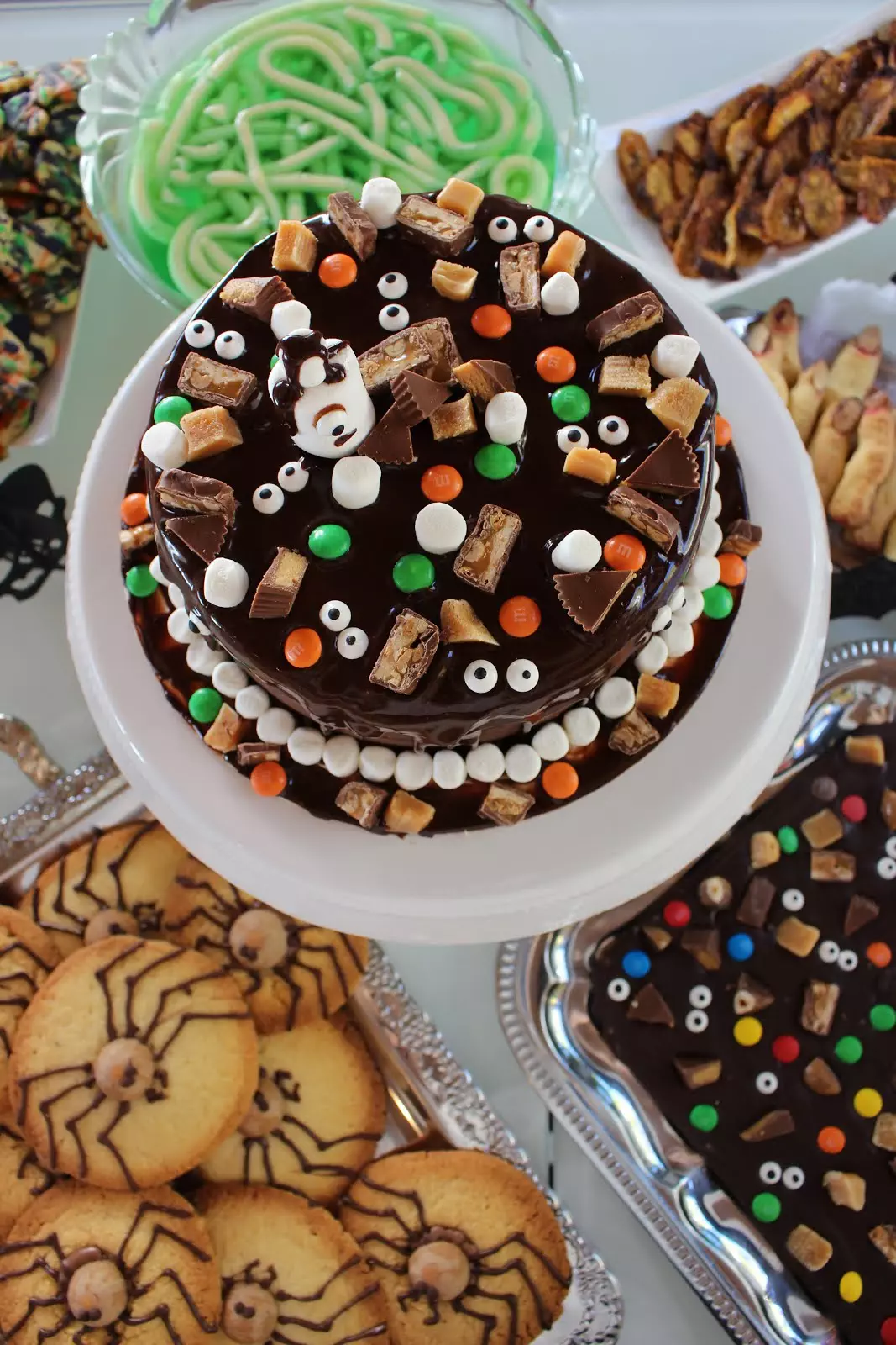 Würmerpudding, Augenschokolade und Halloween Candy Cake... Happy Halloween!