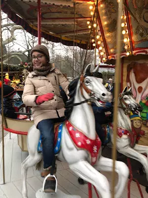 Dorothea auf dem wunderschönen, historischen Karussell Baden-Baden Christkindlsmarkt