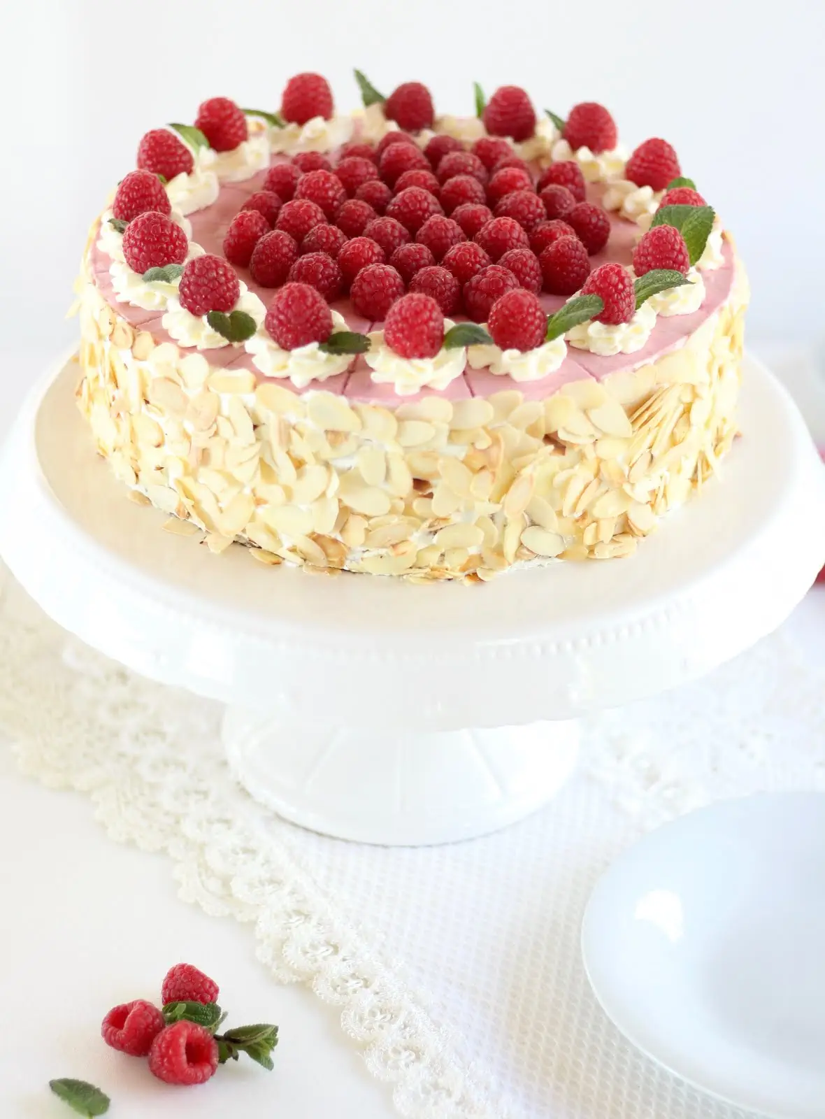 Traumhafte Himbeer-Sahne-Torte mit zweifarbigem Effekt - Rezept und Video