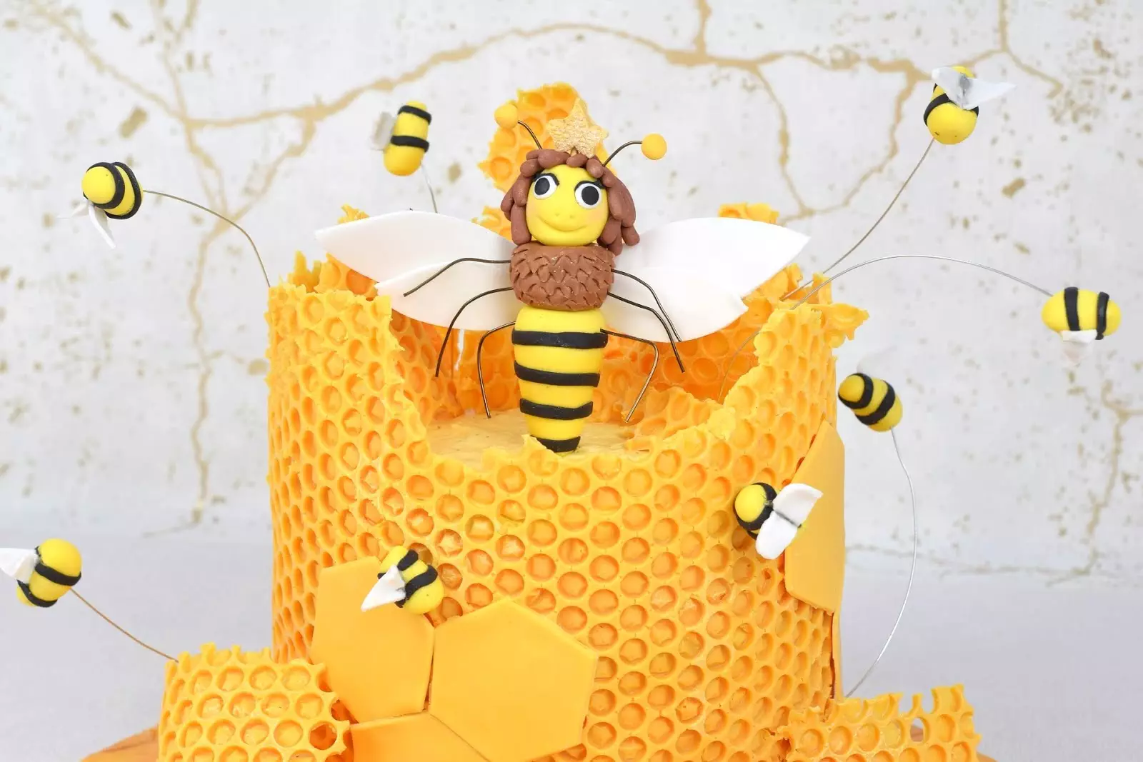 Bienenkönigin-Motivtorte | Rezept und Video von PurzelCake | Osterkooperation 2019