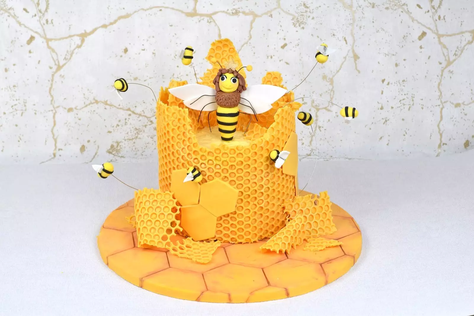 Bienenkönigin-Motivtorte | Rezept und Video von PurzelCake | Osterkooperation mit Gewinnspiel | Sugarprincess 2019