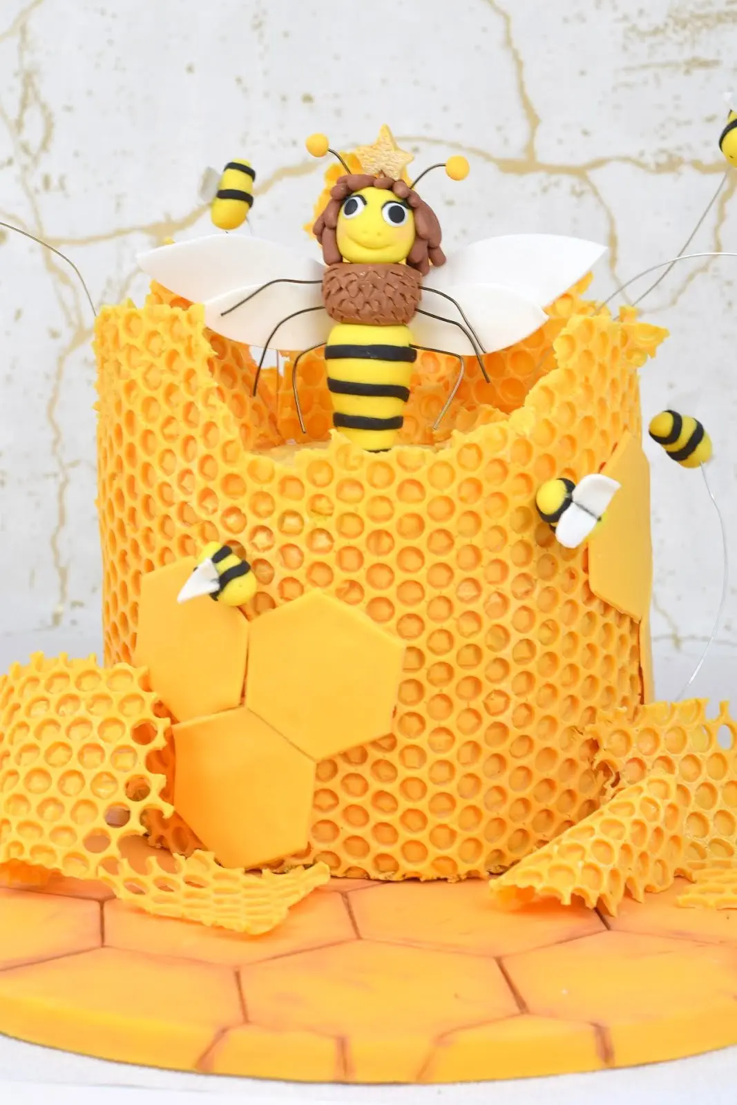 Bienenkönigin-Motivtorte | Rezept und Video von PurzelCake | Osterkooperation 2019