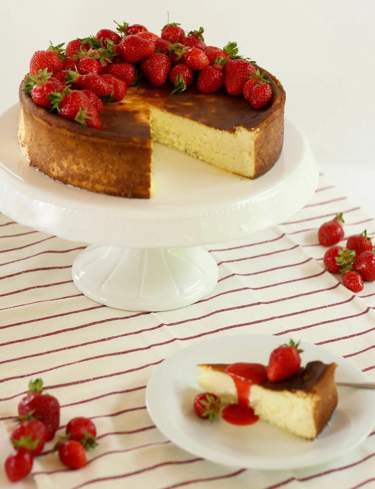 Blitzschneller, cremiger Käsekuchen ohne Boden mit Erdbeersauce | Rezept und Video