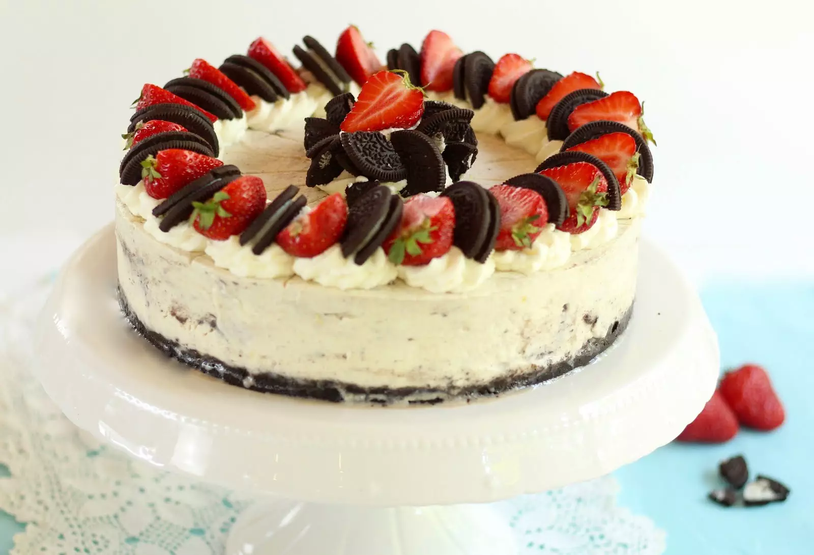 Traumhafte, schnelle Oreo Torte ohne Backen mit Erdbeeren | Rezept und Video