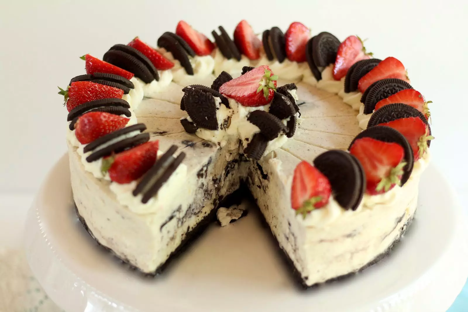Traumhafte, schnelle Oreo Torte ohne Backen mit Erdbeeren | Rezept und Video