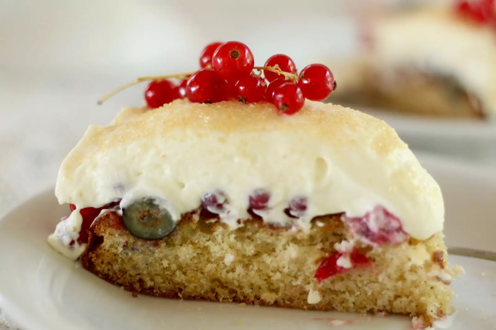 Fantastischer Fanta-Kuchen mit Beeren und Schmand | Rezept und Video von Sugarprincess