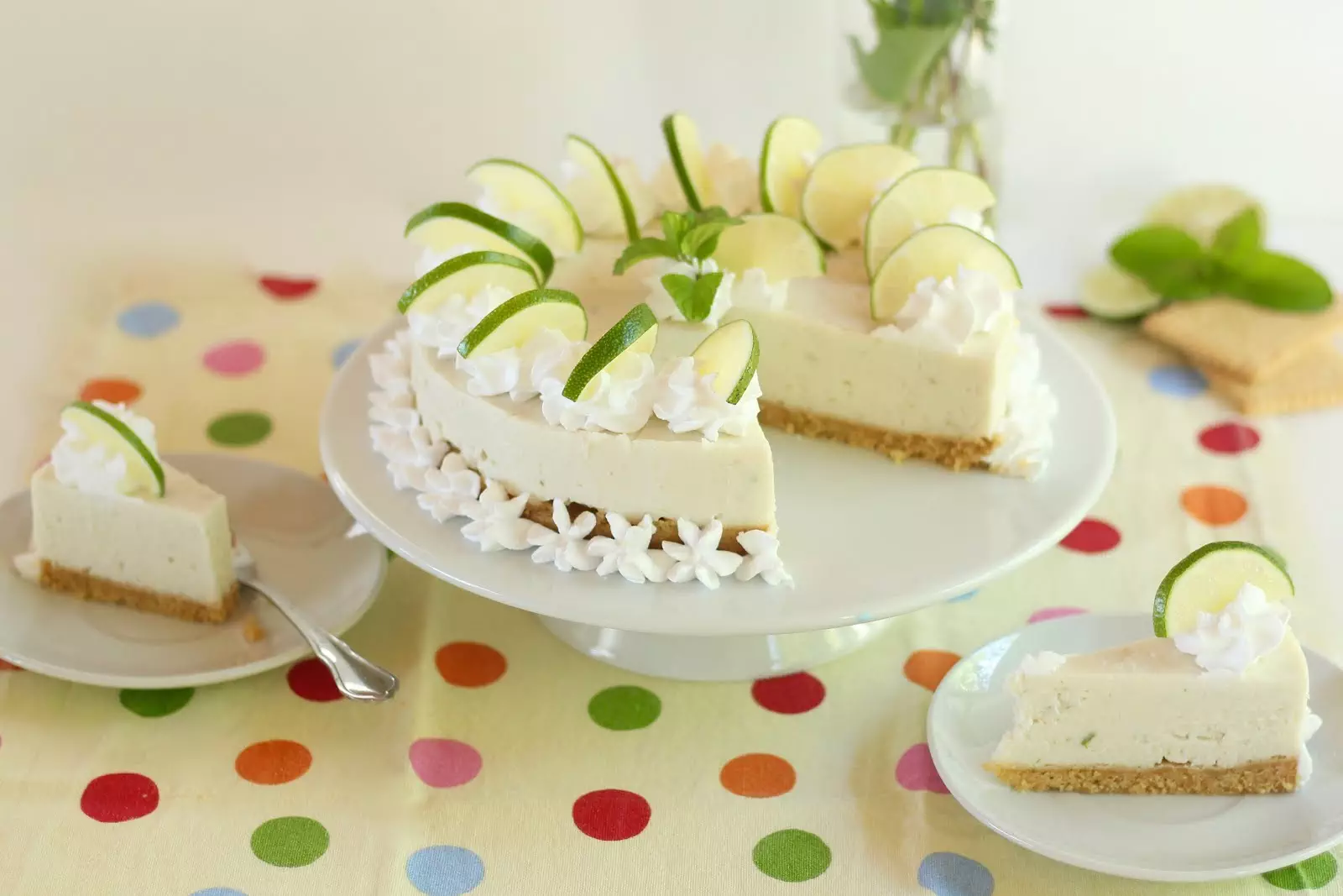 Erfrischende Limetten-Joghurt-Torte ohne Backen – klassisch und vegan | Rezept und Video