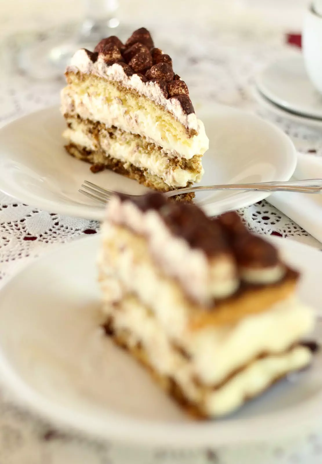 Kaffee-Torte mit weißer Schokosahne | Tiramisu-Torte mit feinem Biskuit | Rezept und Video von Sugarprincess