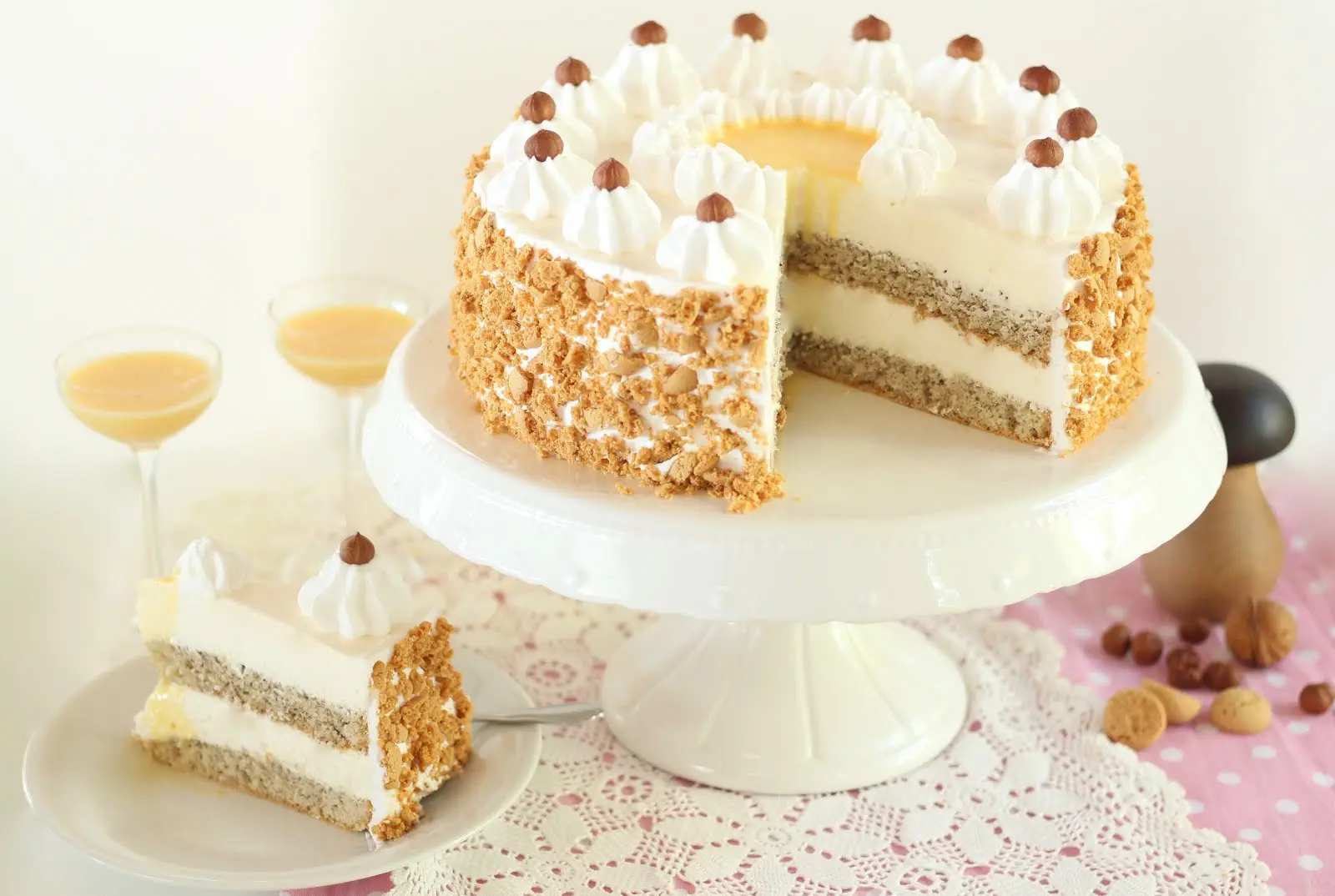 Unwiderstehliche Nuss Eierlikör Torte | Rezept und Video von Sugarprincess